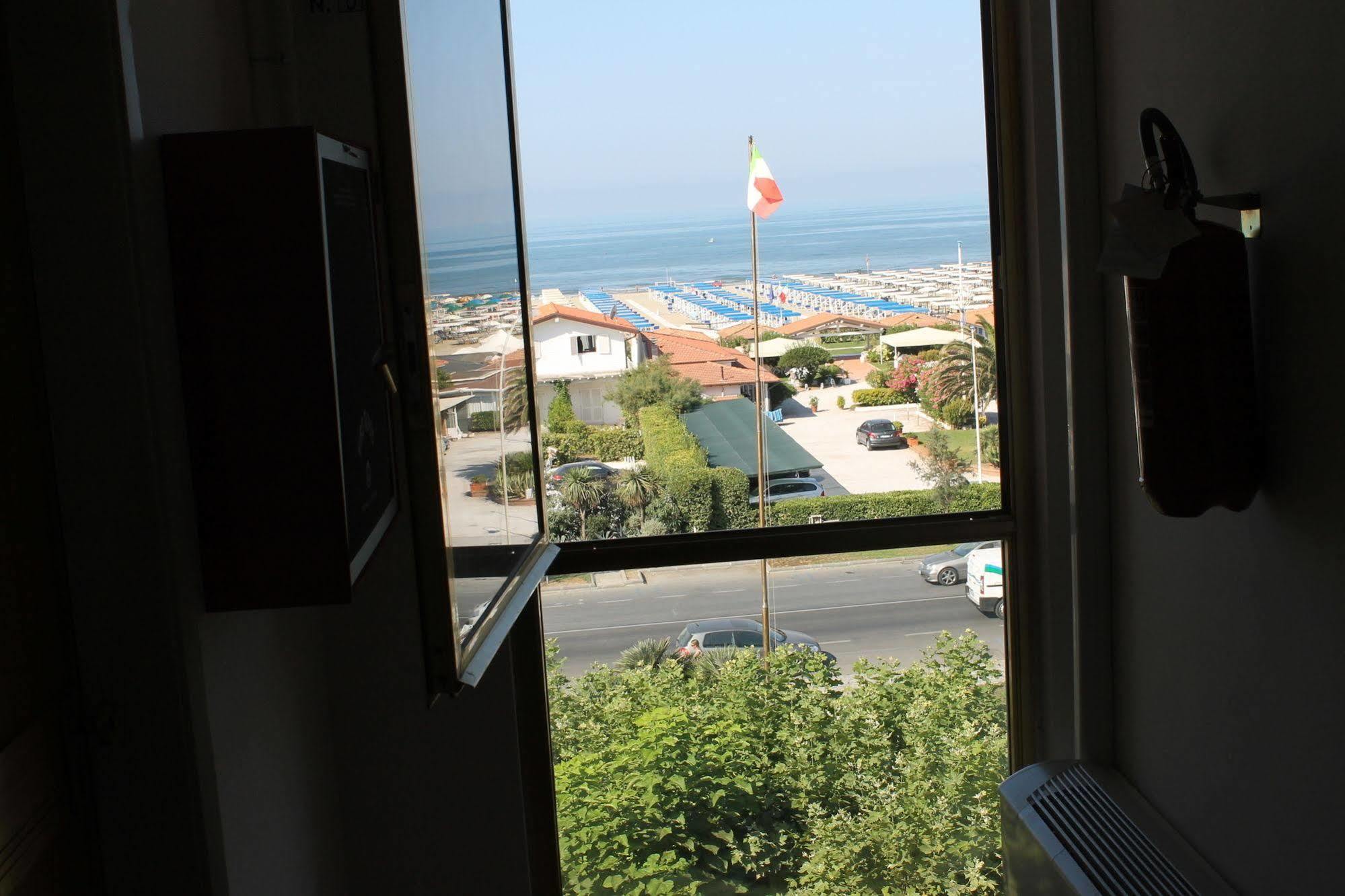 Hotel Brasilia Marina di Pietrasanta Exterior photo